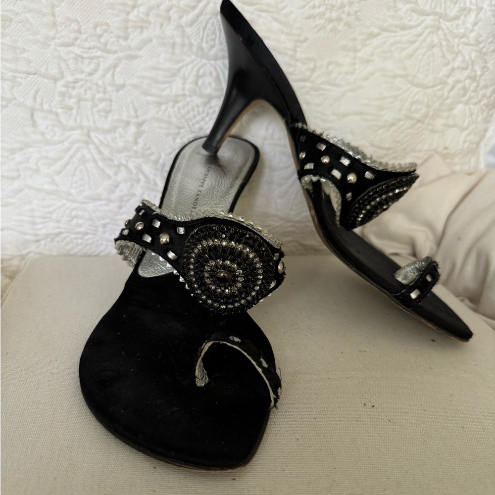 Giuseppe Zanotti - Black and bejeweled with toe loop and kitten heel sandals. - Picture 6 of 16
